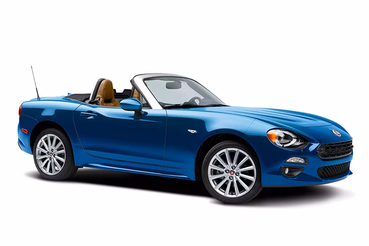 Chiếc xe mui trần Fiat 124 Spider hiện có giá khởi điểm 24,995 USD tại thị trường Mỹ và được đánh giá là rất đáng giá tiền. Trong khi nó nặng hơn và không nhanh bằng như một chiếc Miata nguyên bản, tuy nhiên chính trọng lượng của chiếc xe làm cho nó trở nên dễ điều khiển hơn. Xe có thể tăng tốc từ 0-100km trong vòng 6,7 giây.