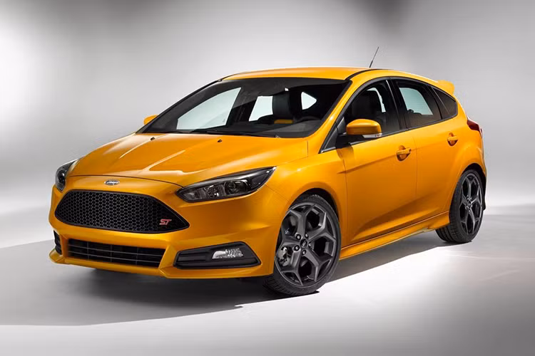 Chiếc xe Ford Focus RS đã được nhiều người dùng Mỹ quan tâm trong suốt thời gian gần đây, chiếc Fiesta ST trước đó đã tạo nên cú hích, nhưng chiếc Focus ST không phải là tay vừa. Nó đem lại sự cân bằng giữa sự thực dụng và tốc độ, với khả năng đạt vận tốc 100km/h trong 6.3 giây. 