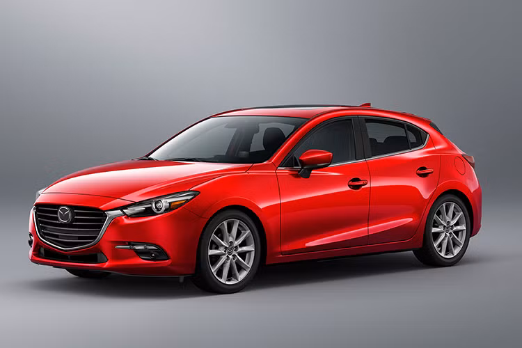 Với một hộp số tự động, chiếc xe hơi Mazda3 sẽ được trang bị động cơ bốn xi lanh 2.5 lít có thể đạt vận tôc 100km/h trong vòng 6.8 giây. Quan trọng hơn, nó là một trong những chiếc xe dễ chạy nhất trong danh sách này và đặc biệt mức giá cũng không quá 25.000 USD.