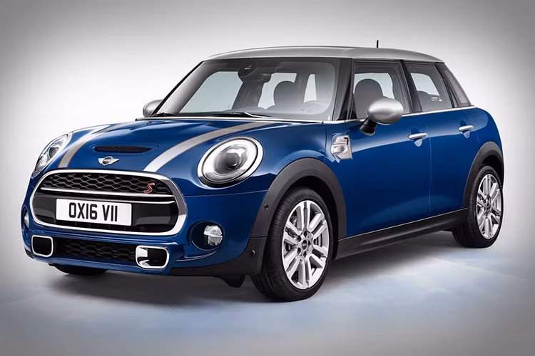 Giá khởi điểm lên tới gần tới 25,000 USD, nhưng chiếc Mini Cooper vẫn đáng để xem xét. Với bộ khung tốt, đường kính bánh xe nhỏ và khả năng rẽ bánh nhanh, chiếc Cooper S là một chiếc xe dễ điều khiển, và với khả năng đạt vận tốc 100km/h trong vòng 6.4 giây.