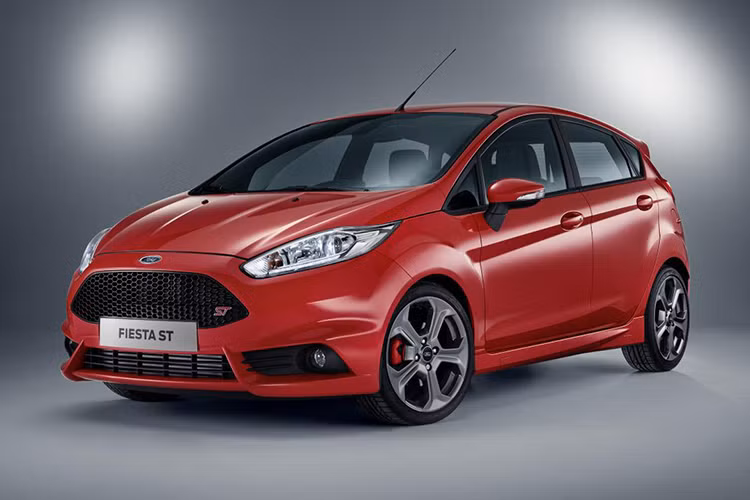 Chiếc hatchback nhỏ Ford Fiesta ST có thể là chiếc chạy chậm nhất trong danh sách xe nhanh giá rẻ, nhưng chắc chắn đây là chiếc xe đầy tính giải trí để lái. Và với việc lái trong những đường nhỏ, chiếc xe có thể vượt qua bất cứ chiếc xe đặc trưng nào khác. Chiếc Fiesta ba xi lanh đang trên đường ra mắt và rất đáng để chạy thử.
