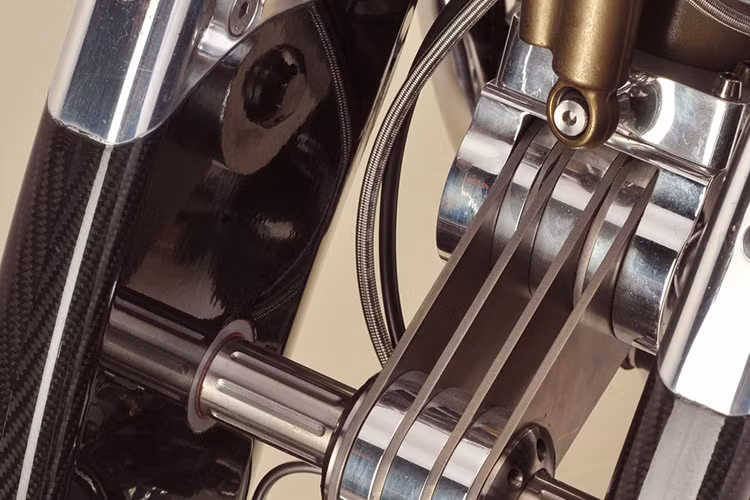 Ngoài các chi tiết mạnh mẽ được phay nhôm, nhiều chi tiết trên Bienville Legacy cũng được sử dụng vật liệu các bon.