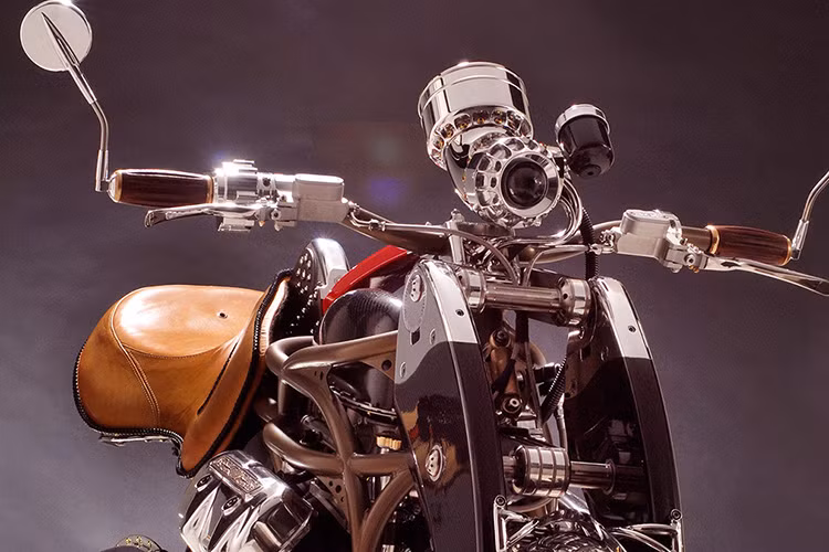 Đầu xe với các chi tiết đơn giản nhưng càu kỳ, điểm nhấn chính là "con mắt" đèn pha bi xe-non chính giữa.