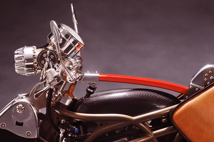 Xe sử dụng khung sườn dạng lưới mắt cáo cùng ốp bình xăng sử dụng vật liệu các bon siêu nhẹ.