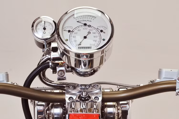 Cụm đồng hồ công tơ mét được thiết kế cầu kỳ với thông số hiển thị theo kiểu cổ điển.