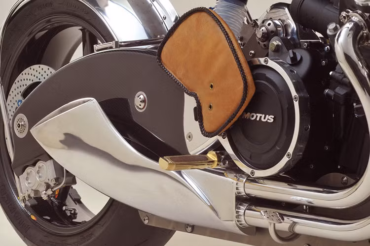 Động cơ hút khí tự nhiên cho Bienville Legacy công suất tiêu chuẩn 185 mã lực nhưng với bộ siêu nạp xe có thể lên tới 300 mã lực.