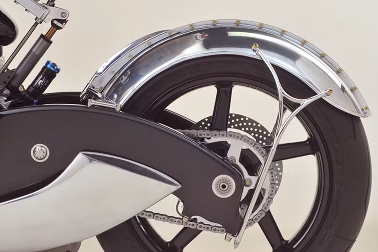 Xe sử dụng gắp sau lớn cùng giảm sóc đơn dạng mono-shock. Xe sử dụng vành la zăng 5 chấu và dè sau xe cũng để trần đánh bóng.