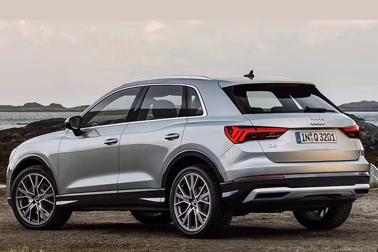 Sức mạnh được gửi tới các bánh xe thông qua hộp số tự động 8 cấp và hệ dẫn động 4 bánh toàn thời gian, cho phép mẫu crossover cỡ nhỏ Audi Q3 có thể tăng tốc từ 0 - 96 km/h trong 7 giây, trước khi cán mốc 209 km/h.