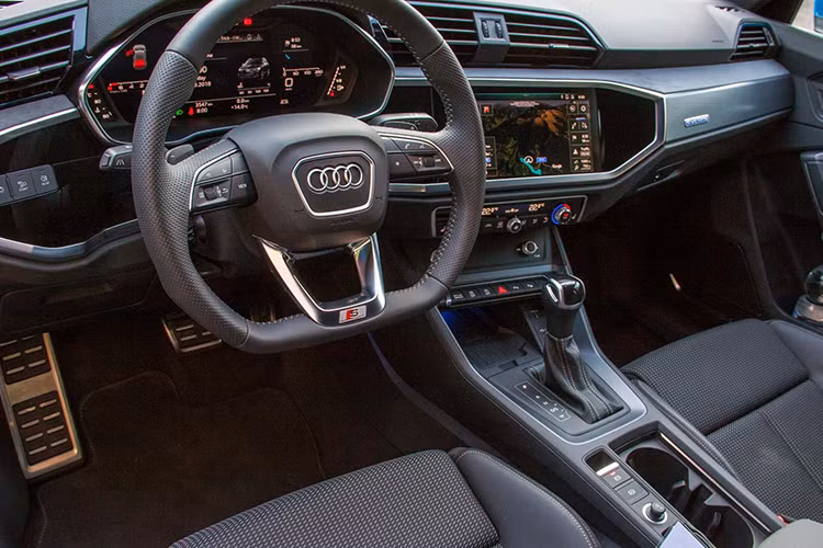 Thuộc cấu hình Prestige, xe sở hữu nhiều tính năng hiện đại theo tiêu chuẩn như cụm đồng hồ đo kỹ thuật số 12,3 inch, màn hình thông tin giải trí 10,1 inch và hệ thống âm thanh cao cấp nổi Bang &amp; Olufsen 15 loa. Audi Q3 45 TFSI S Line Prestige mới còn được đi kèm nhiều công nghệ hỗ trợ lái tiên tiến, điển hình là hệ thống kiểm soát hành trình thích ứng, camera quan sát toàn cảnh và đèn pha chủ động full LED. 