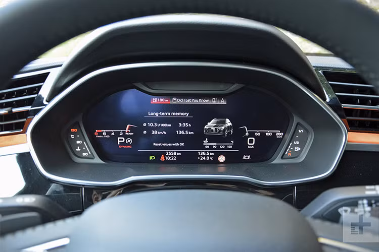 Bảng màu sơn ngoại thất của Q3 45 TFSI S Line Prestige 2019 gồm 7 lựa chọn, trong đó các màu Turbo Blue, Ibis White, và Pulse Orange là miễn phí, còn màu Chronos Gray, Glacier White, Mythos Black, và Tango Red là tùy chọn có giá 595 USD. Xe được đi kèm với các vành 19 inch tiêu chuẩn, nhưng khách hàng có thể nâng cấp lên 20 inch giá 800 USD.