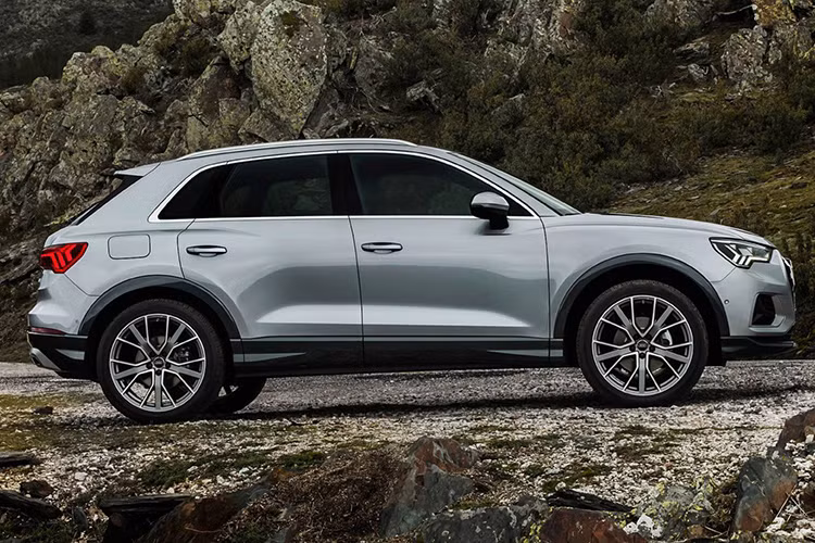 Tất nhiên, đó là với điều kiện khách hàng đã chọn mua phiên bản cao cấp nhất Audi Q3 45 TFSI S Line Prestige ngay từ đầu, bản này có giá 43.895 USD (khoảng 1,02 tỷ đồng) và được trang bị động cơ tăng áp 2.0 lít 4 xi-lanh sản sinh công suất 228 mã lực cùng mô-men xoắn cực đại 350Nm. 