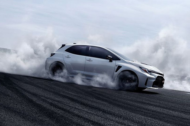 Hệ thống treo của xe là loại thanh giằng MacPherson phía trước và xương đòn kép phía sau giúp xe vận hành linh hoạt và ổn định hơn. Toyota GR Corolla 2023 được trang bị bộ mâm 18 inch, 15 chấu màu đen, bao bởi lốp Michelin Sport 4 245/40R18.