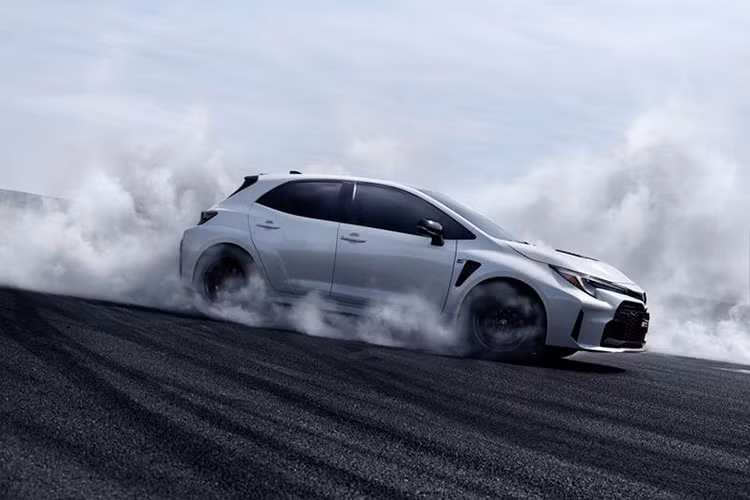 Hệ thống treo của xe là loại thanh giằng MacPherson phía trước và xương đòn kép phía sau giúp xe vận hành linh hoạt và ổn định hơn. Toyota GR Corolla 2023 được trang bị bộ mâm 18 inch, 15 chấu màu đen, bao bởi lốp Michelin Sport 4 245/40R18.