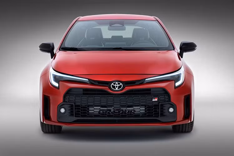 Chiếc hatchback của thương hiệu Nhật được trang bị hệ thống dẫn động bốn bánh GR-Four cho khả năng phân bổ lực kéo trước sau theo tỉ lệ 60:40 ở chế độ Normal, 50:50 trong trường đua và 30:70 ở chế độ Sport.