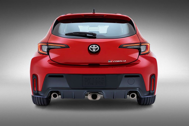 Toyota GR Corolla 2023 ốp cửa trước và ca pô được chế tạo từ nhôm để giúp giảm trọng lượng xe. GR Corolla mới có trọng lượng 1.474 kg, nặng hơn 85,7 kg so với Corolla Hatchback tiêu chuẩn.