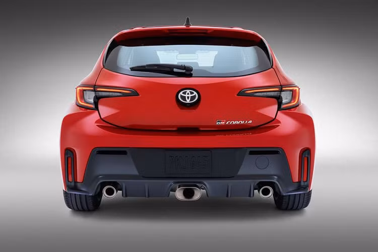 Toyota GR Corolla 2023 ốp cửa trước và ca pô được chế tạo từ nhôm để giúp giảm trọng lượng xe. GR Corolla mới có trọng lượng 1.474 kg, nặng hơn 85,7 kg so với Corolla Hatchback tiêu chuẩn.