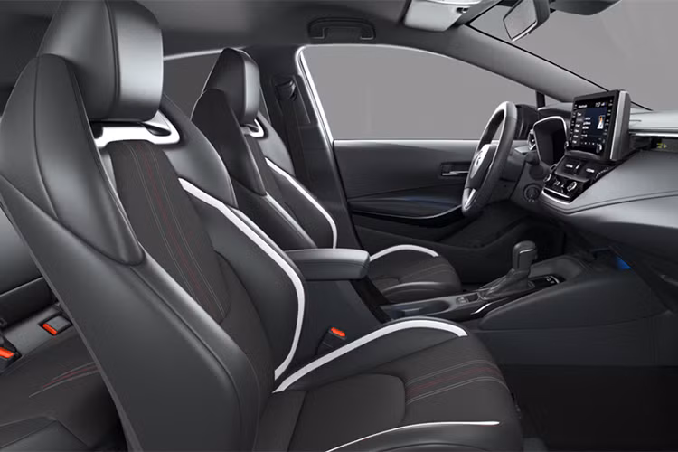 Trong khi đó ở nội thất, Toyota GR Corolla bản Circuit Edition có hệ thống ghế ngồi bọc da lộn và da tổng hợp Brin Naub với điểm nhấn đường chỉ màu đỏ. Thêm vào đó là một số trang bị cao cấp hơn như ghế trước có sưởi, vô lăng sưởi và hệ thống âm thanh JBL cao cấp tám loa, hệ thống điều hòa tự động và bộ sạc điện thoại thông minh không dây.