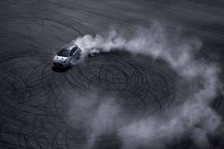 Xe được sử dụng khung gầm TNGA-C cải tiến với nhiều điểm hàn hơn, nhiều khu vực tổng thể cũng được gia cố chắc chắn hơn so với mô hình tiêu chuẩn. Sàn xe được làm phẳng đồng thời 2 góc bên có hốc gió giúp điều hướng luồng khí phía trước giúp tối ưu khí động học.