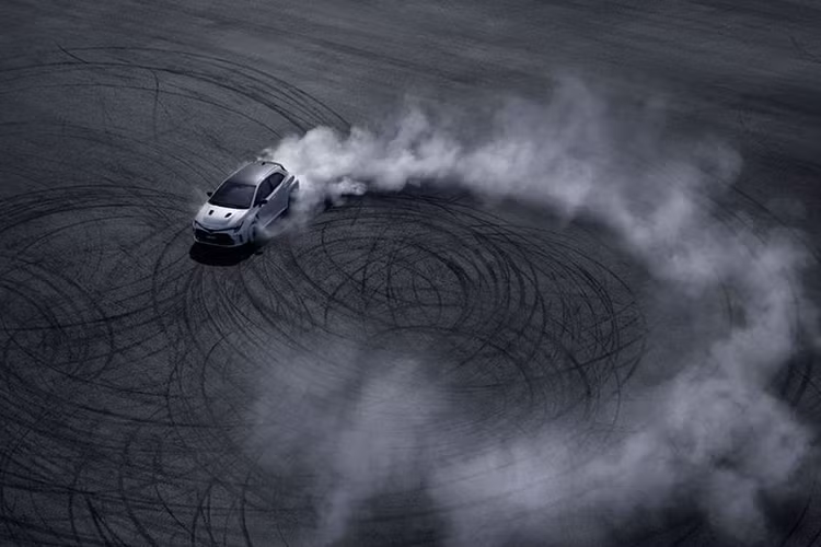 Xe được sử dụng khung gầm TNGA-C cải tiến với nhiều điểm hàn hơn, nhiều khu vực tổng thể cũng được gia cố chắc chắn hơn so với mô hình tiêu chuẩn. Sàn xe được làm phẳng đồng thời 2 góc bên có hốc gió giúp điều hướng luồng khí phía trước giúp tối ưu khí động học.