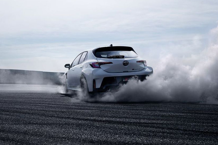 “Ngoại hình” của Toyota GR Corolla 2023 khá thể thao và hầm hố. Điều này được thể hiện rõ ràng nhất ở phần đầu xe với lưới tản nhiệt cỡ lớn có các nan dạng tổ ong cùng các khe hút gió ở hai bên. Cụm đèn pha kết hợp với đèn định vị ban ngày tạo hình chữ L bắt mắt.