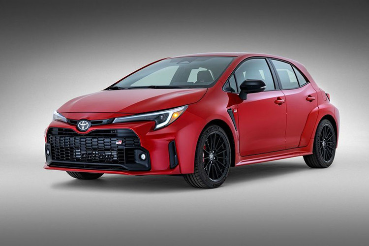 Cụ thể, Toyota GR Corolla 2023 mới được trang bị khối động cơ 1.6L tăng áp, 3 xi-lanh có tên mã G16E-GTS, sản sinh công suất ấn tượng 300 mã lực tại 6.500 vòng tua máy/phút và 370 Nm tại 3.000 tới 5.500 vòng tua máy/phút.