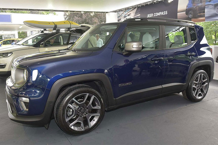 Thuộc phân khúc SUV cỡ nhỏ, Jeep Renegade được sản xuất từ năm 2014 đến nay. Xe được lắp ráp tại 3 nhà máy ở Italy, Brazil và Trung Quốc. Đây là dòng xe đầu tiên của Jeep được sản xuất bên ngoài nước Mỹ, dành cho các thị trường Nam Phi, châu Âu, Bắc Mỹ và Brazil.