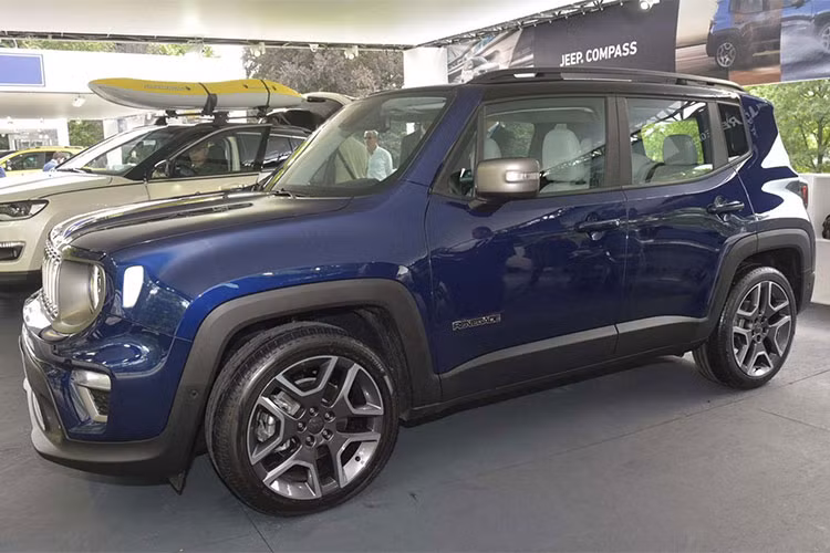 Thuộc phân khúc SUV cỡ nhỏ, Jeep Renegade được sản xuất từ năm 2014 đến nay. Xe được lắp ráp tại 3 nhà máy ở Italy, Brazil và Trung Quốc. Đây là dòng xe đầu tiên của Jeep được sản xuất bên ngoài nước Mỹ, dành cho các thị trường Nam Phi, châu Âu, Bắc Mỹ và Brazil.
