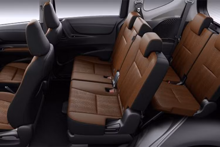 Nhờ có độ dài trục cơ sở lớn nên dù có kích thước nhỏ gọn nhưng hàng ghế thứ 2 của xe vẫn có không gian tương đối thoải mái cho khổ người châu Á. Hàng ghế thứ 3 của Sienta có thiết kế khá đặc biệt khi có thể được gấp gọn và giấu bên dưới gầm hàng ghế thứ 2. Chiếc xe cũng có cửa gió điều hòa độc lập cho hàng ghế thứ 2. 