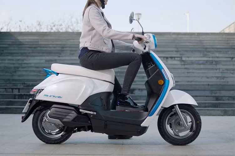 Nếu xe hết điện hoặc muốn đi du lịch đường dài, khách hàng có thể thuê pin tại những điểm này để sử dụng cho việc dự phòng. Trong tương lai, Kymco dự kiến sẽ mắt thêm 10 mẫu xe nữa trong vòng 3 năm tới. Mục tiêu của họ là tạo ra một hệ thống sạc pin tại 20 quốc gia trên thế giới và kỳ vọng phân phối khoảng 500.000 xe điện Kymco iONEX.