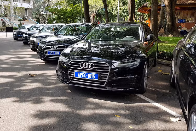 "Người anh em" Audi A6 phiên bản giới hạn phục vụ APEC được trang bị khóa thông minh có bao gồm chức năng khóa cốp điều khiển bằng cảm biến, hỗ trợ đóng cửa điện cho tất cả các cánh cửa, khoang để hành lý, cảnh báo chống trộm, nội thất ốp gỗ nâu, và vành kích cỡ 18 inch.