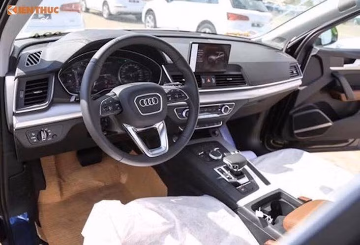 Cuối cùng là mẫu SUV Audi Q7 quattro phiên bản giới hạn phục vụ APEC. Mẫu xe nổi bật với gói ngoại thất S-line. Chiếc Q7 phiên bản đặc biệt được trang bị đèn LED Matrix, hệ thống loa BOSE, đèn nội thất, khóa điện cho tất cả các cửa tích hợp công nghệ hiển thị trên kính chắn gió (head-up display) vành hợp kim nhôm 19 inch. Audi Q7 2.0 TFSI quattro có công suất 252 mã lực với dải mô-men xoắn lên tới 370 Nm.