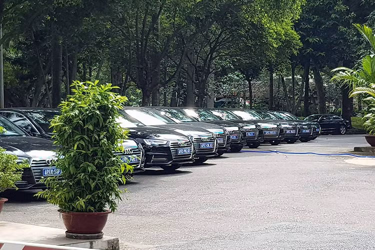 Cũng bởi sau khi phục vụ các hội nghị liên quan, các mẫu xe sang Audi này cũng sẽ được xem là thuộc mặt hàng đã qua sử dụng nên sẽ bị mất giá so với xe mới. Vì thế, phía nhà tài trợ là thương hiệu Audi tại Việt Nam cũng đề xuất được giảm 15% giá CIF để làm cơ sở tính thuế nhập khẩu (gồm thuế nhập khẩu, thuế tiêu thụ đặc biệt, thuế giá trị gia tăng).