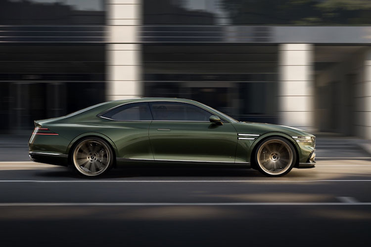 Cả hai mẫu xe Genesis X Gran hoàn toàn mới này đều có đèn pha Two-Line quen thuộc của thương hiệu và lưới tản nhiệt phía trước 3D tuyệt đẹp, thể hiện sự thanh lịch nhưng uy nghi.