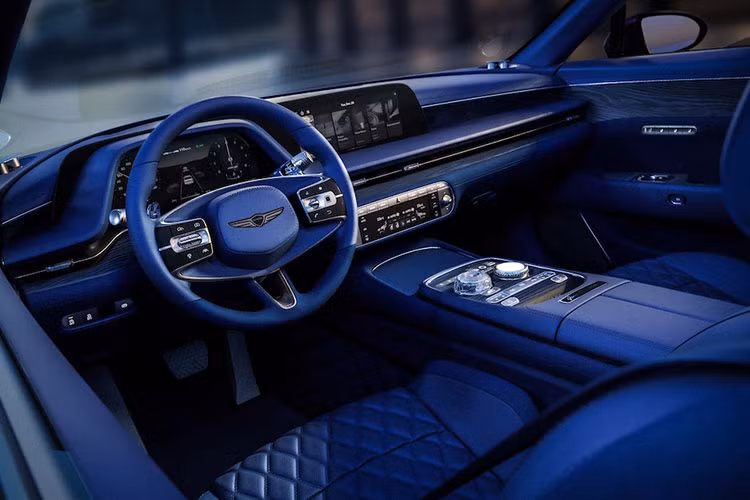 Nội thất của cabin Convertible còn độc đáo hơn nữa, vì nó được viền màu xanh lam, lấy cảm hứng từ màu sắc của những quả nho được sử dụng để tạo ra rượu vang Cabernet Sauvignon.