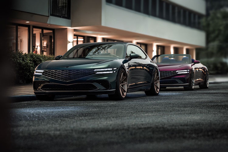 So với G90, cả Genesis X Gran Coupe và X Gran Convertible đều có kính chắn gió dốc hơn và mui xe thấp hơn. Các nhà thiết kế của thương hiệu cũng đã mở rộng các dè xe, kéo dài đường viền hông và lắp những bộ mâm đẹp mắt cho chúng. Chi phối phần cản sau của hai mẫu xe ý tưởng này là thanh đèn LED đôi và ống xả hình chữ nhật.