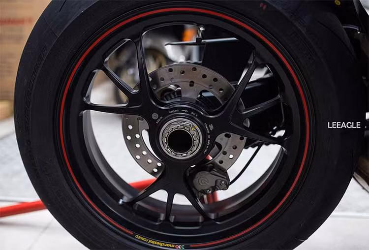 Panigale V4 là mẫu môtô Ducati thương mại đầu tiên sử dụng động cơ V4, được phát triển từ chiếc Desmosedici V4 trong giải đua MotoGP. Động cơ có dung tích 1.103cc, cho công suất 214 mã lực, và 226 mã lực đối với biến thể Panigale V4 Special trang bị ống xả titanium Akrapovic.