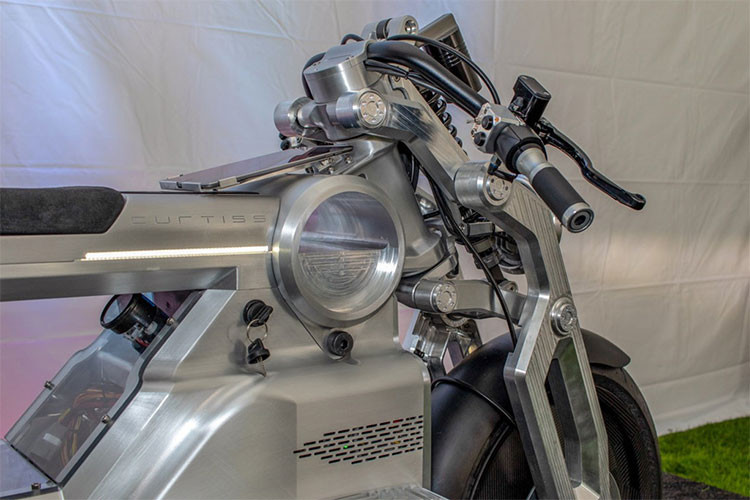 Do không còn bị bó buộc bởi động cơ V-Twin đồ sộ và bình xăng cỡ lớn nên Curtiss Zeus sở hữu kiểu dáng mang hơi hướng phóng khoáng hơn, nó có ngoạ hình của những chiếc xe đến từ tương lai.