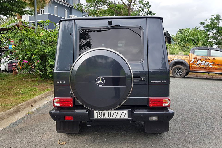 Chiếc xe Mercedes-Benz G63 AMG mới của người yêu xe tại Phú Thọ thuộc thế hệ cũ và có giá bán khoảng 7,3 tỷ đồng. Biển số "tứ quý" 7 của chiếc xe được các dân chơi luận mang hàm ý là bốn mùa không mất.