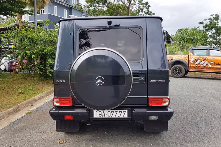 Chiếc xe Mercedes-Benz G63 AMG mới của người yêu xe tại Phú Thọ thuộc thế hệ cũ và có giá bán khoảng 7,3 tỷ đồng. Biển số "tứ quý" 7 của chiếc xe được các dân chơi luận mang hàm ý là bốn mùa không mất.