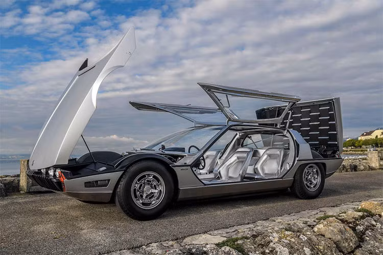 Điểm độc đáo nhất của “siêu bò” này có lẽ đến từ phần mặt kính bao trùm xe lên tới 4,5 mét vuông, tạo cảm giác rộng hơn. Bên cạnh đó, Marzal cũng sở hữu cặp cửa hình cánh chim Gullwing - thiết kế xa xỉ trên xe hơi thời bấy giờ.