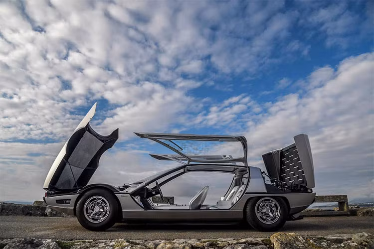 Trở lại với diện mạo hoàn chỉnh vào năm ngoái, chiếc Marzal được vinh danh tại sự kiện Lamborghini Concours d'Élégance với giải thưởng “Best of the Best”. Sau đó, xe cũng được trưng bày tại triển lãm ôtô quốc tế Geneva vào tháng 3 năm nay.