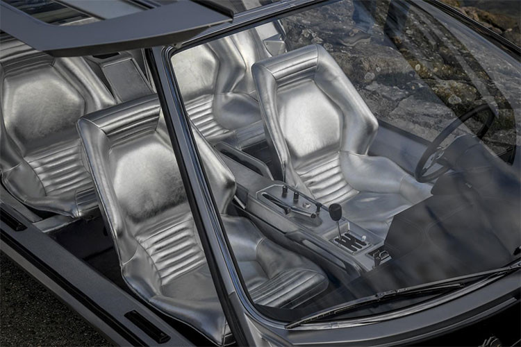 Tương tự vẻ ngoài, khoang cabin cũng được hoàn thiện với màu bạc sang trọng. Sức mạnh của xe đến từ bộ động cơ V6 dung tích 2.0 lít, sản sinh công suất 175 mã lực, bằng một nửa so với Miura.