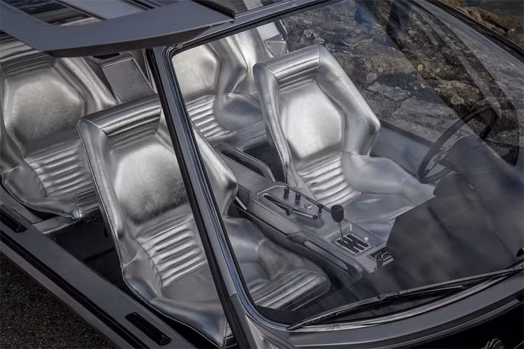 Tương tự vẻ ngoài, khoang cabin cũng được hoàn thiện với màu bạc sang trọng. Sức mạnh của xe đến từ bộ động cơ V6 dung tích 2.0 lít, sản sinh công suất 175 mã lực, bằng một nửa so với Miura.