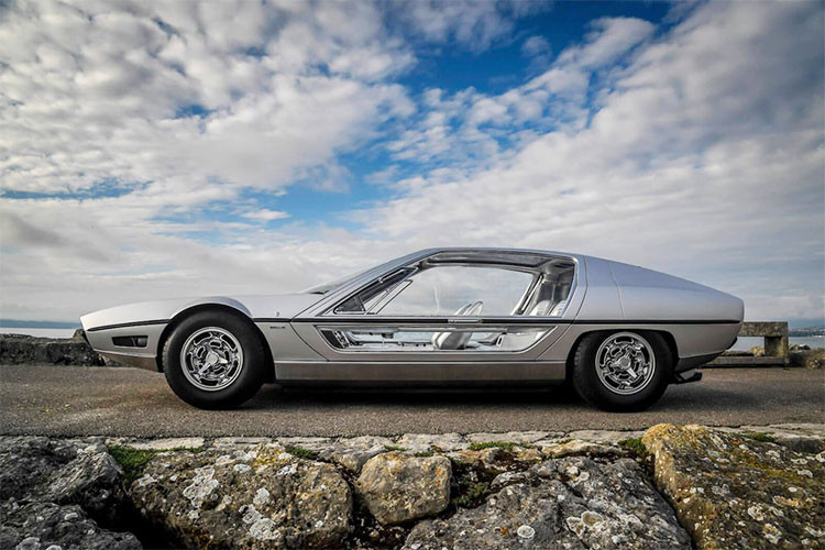 Lamborghini Marzal thiết kế bởi Marcello Gandini, người từng khai sinh những mẫu xe huyền thoại như Miura hay Countach. Với việc tăng chiều dài của Marzal, nhà sản xuất đã bổ sung hàng ghế sau.