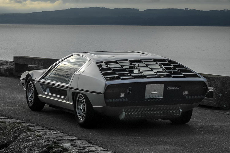 Khi đó, ngoại trừ phần mui của xe được làm bằng nhôm, nhiều bộ phận khác đã bị ăn mòn nghiêm trọng. Phần động cơ bị bỏ hoang hàng chục năm cũng gặp nhiều vấn đề, chỉ có phần ghế bọc da còn mới. Sau đó, chiếc xe được giao cho hãng siêu xe Lamborghini để phục hồi hoàn toàn.