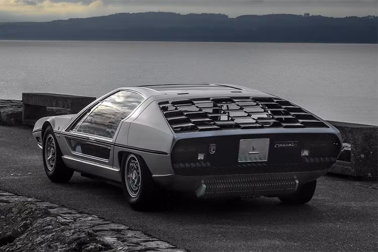 Khi đó, ngoại trừ phần mui của xe được làm bằng nhôm, nhiều bộ phận khác đã bị ăn mòn nghiêm trọng. Phần động cơ bị bỏ hoang hàng chục năm cũng gặp nhiều vấn đề, chỉ có phần ghế bọc da còn mới. Sau đó, chiếc xe được giao cho hãng siêu xe Lamborghini để phục hồi hoàn toàn.