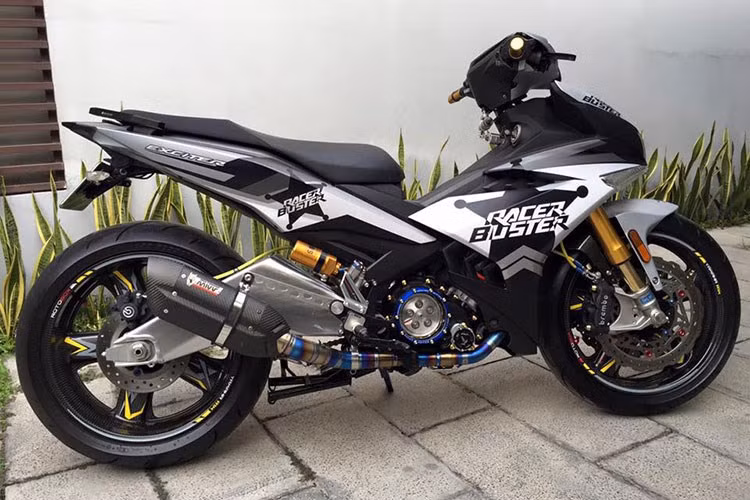 Ngoài việc trang bị cho nó màu sơn nổi bật với ngôi sao 5 cánh chính giữa. Nó còn sở hữu dàn "mắt cú" dùng đèn độ GC LED U7 đi kèm với 4 bóng LED khác cực kỳ ấn tượng. Cụm đầu của xe, ngoài ghi đông của "người anh em" Luvias - xe còn được chủ nhân trang bị cho trợ lực tay lái, cụm tay cầm màu vàng.