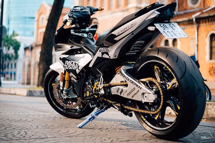 Yamaha Exciter 135 sử dụng động cơ 135 phân khối SOHC, xi-lanh đơn, làm mát bằng dung dịch, cho công suất tối đa 11,98 mã lực tại vòng tua máy 8.500 vòng/phút và mô-men xoắn cực đại 11,79 Nm tại 5.500 vòng/phút, đi kèm hộp số 5 cấp.