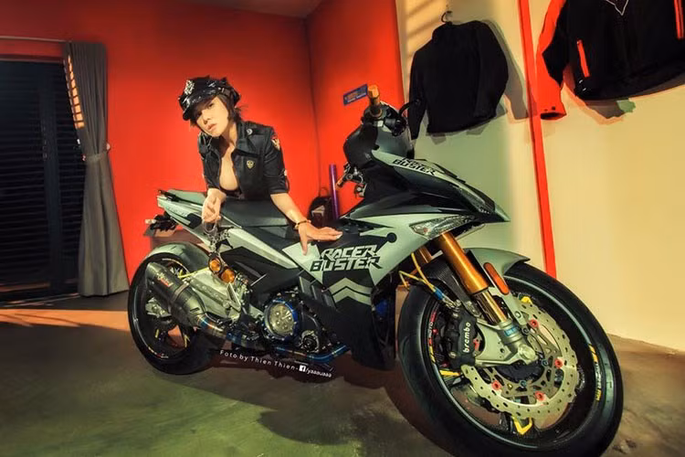 Yamaha Exciter 135 vốn là dòng xe côn tay cỡ nhỏ ăn khách. Tuy nhiên, phần đầu với các đường nét sắc cạnh, mạnh mẽ trên bản độ này vẫn được giữ nguyên, đặc biệt là cụm đồng hồ công tơ mét nguyên bản. Dàn chân trước và sau được lên đời với giảm sóc Ohils, phanh đĩa lớn thương hiệu Brembo, gắp sau được làm mới với trục cơ sở lớn.