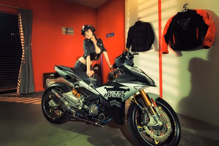 Pô độ "hàng hiệu" Mivv cho công suất cực mạnh cũng được tang bị, giảm sóc sau bính rời Ohlins cùng với hàng loạt đồ chơi khủng đắt tiền như; cụm cần số gãy, loạt dây dâu, ốc kiểng, các chi tiết CNC...